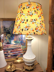 pied de lampe en porcelaine blanche chiné avec amour (électrifié à neuf) assorti à un superbe abat-jour de la créatrice rennaise Aurélie Cousin,