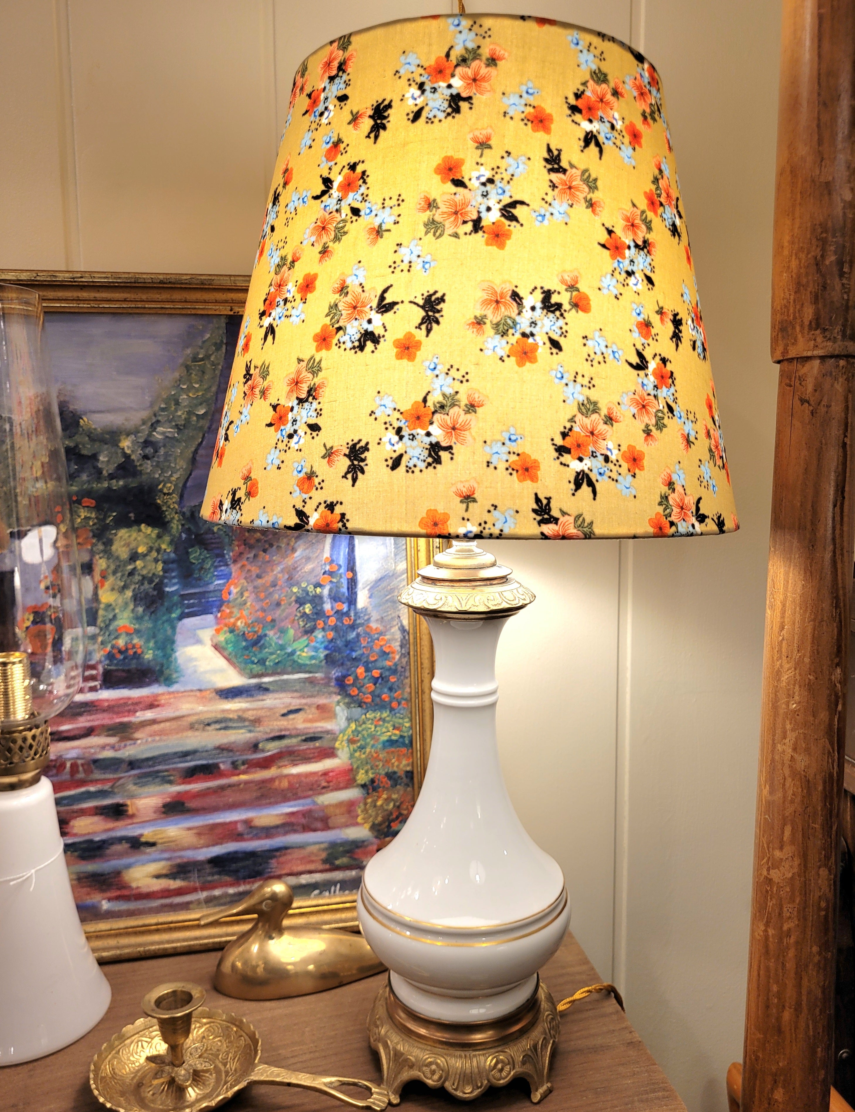 pied de lampe en porcelaine blanche chiné avec amour (électrifié à neuf) assorti à un superbe abat-jour de la créatrice rennaise Aurélie Cousin,