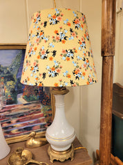 pied de lampe en porcelaine blanche chiné avec amour (électrifié à neuf) assorti à un superbe abat-jour de la créatrice rennaise Aurélie Cousin,