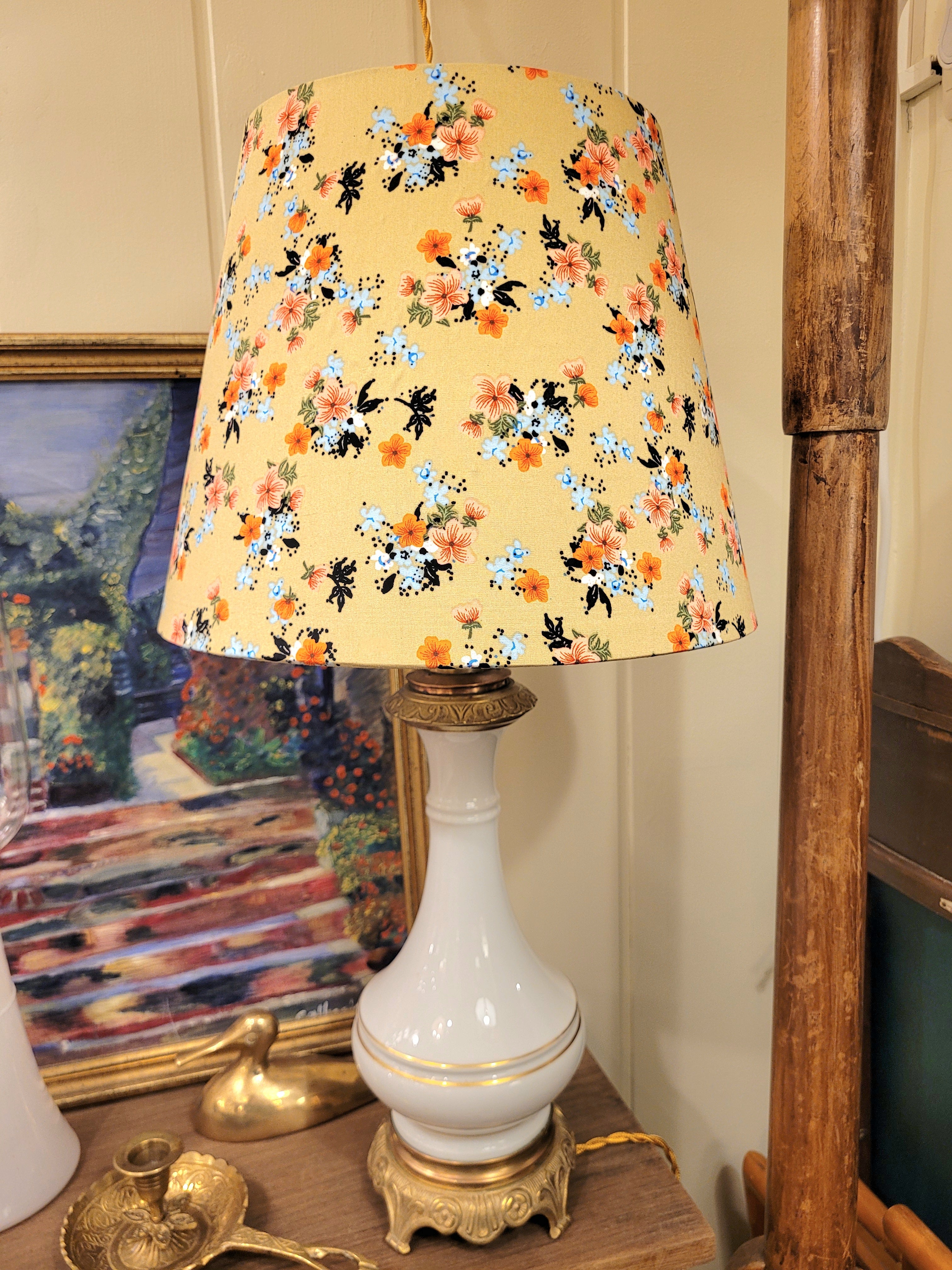 pied de lampe en porcelaine blanche chiné avec amour (électrifié à neuf) assorti à un superbe abat-jour de la créatrice rennaise Aurélie Cousin,