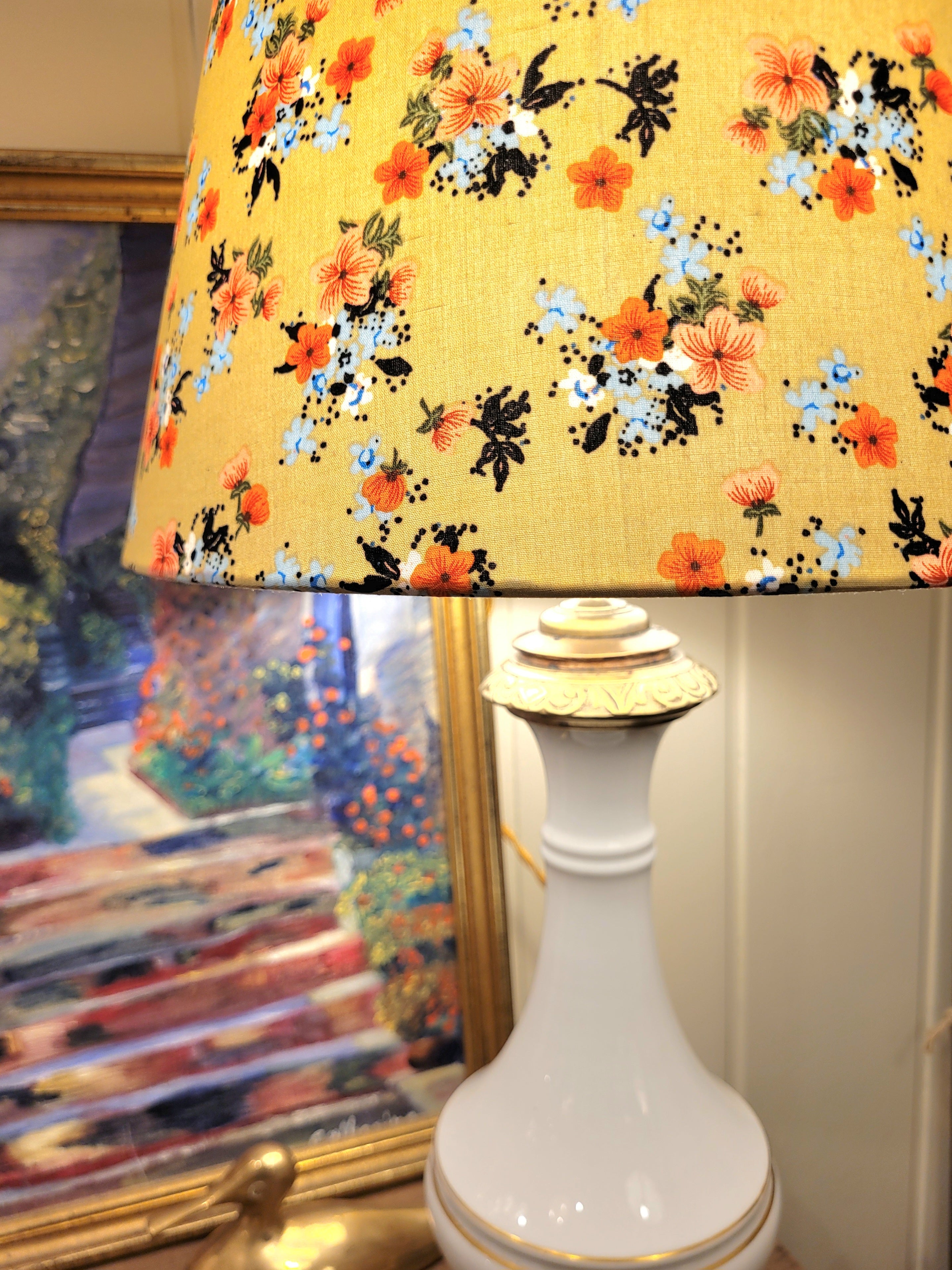 pied de lampe en porcelaine blanche chiné avec amour (électrifié à neuf) assorti à un superbe abat-jour de la créatrice rennaise Aurélie Cousin,