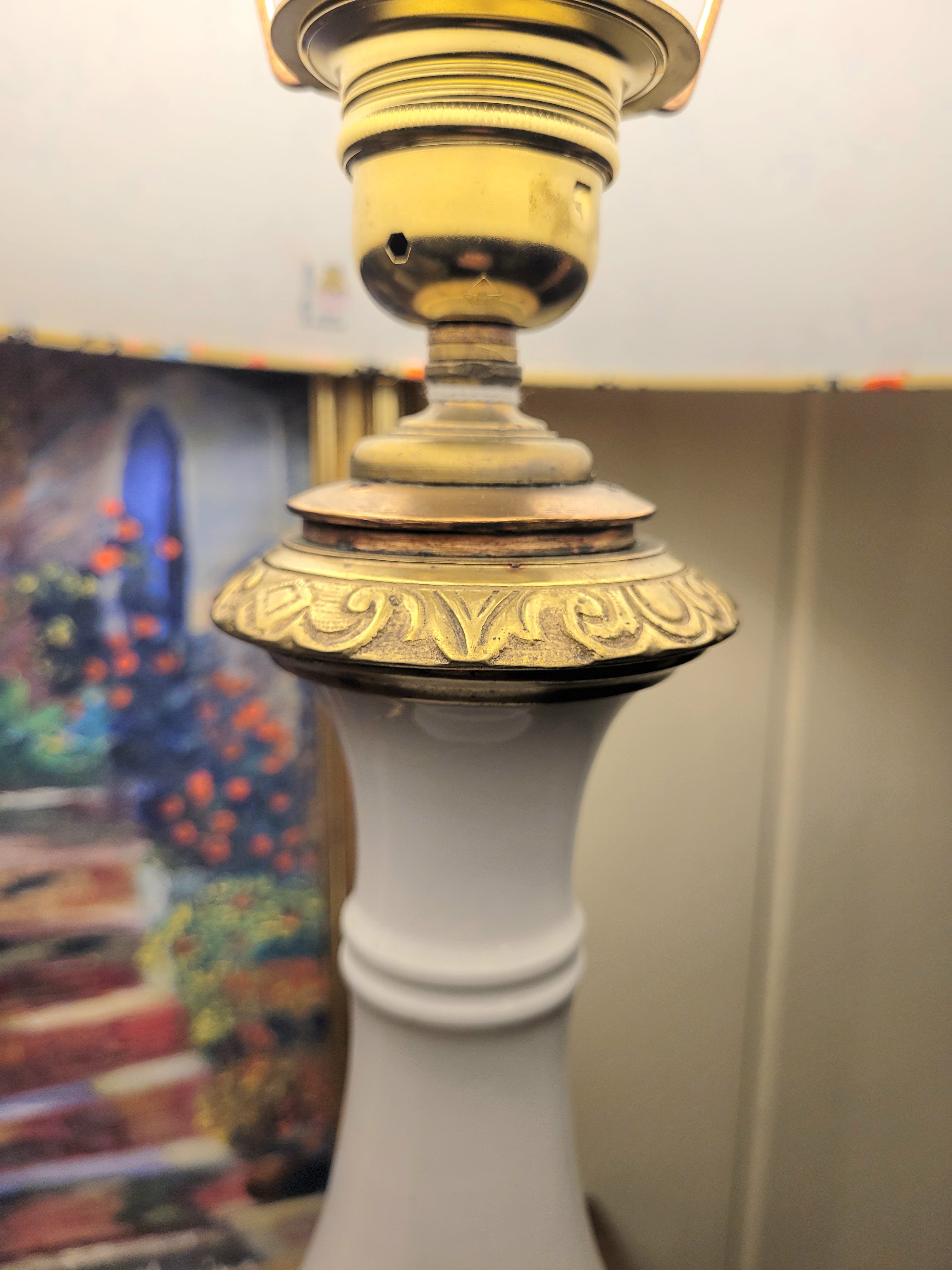 pied de lampe en porcelaine blanche chiné avec amour (électrifié à neuf) assorti à un superbe abat-jour de la créatrice rennaise Aurélie Cousin,