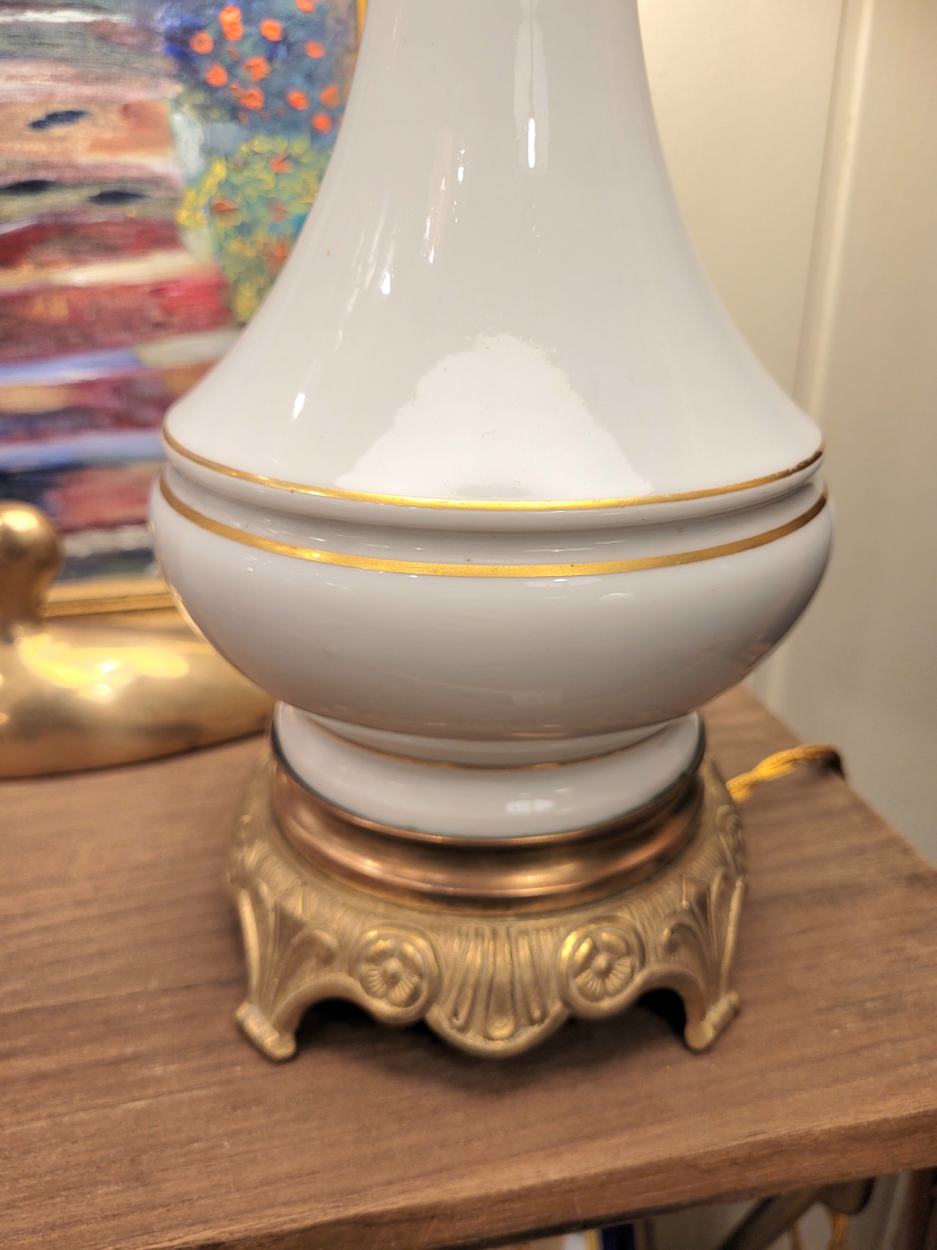 pied de lampe en porcelaine blanche chiné avec amour (électrifié à neuf) assorti à un superbe abat-jour de la créatrice rennaise Aurélie Cousin,