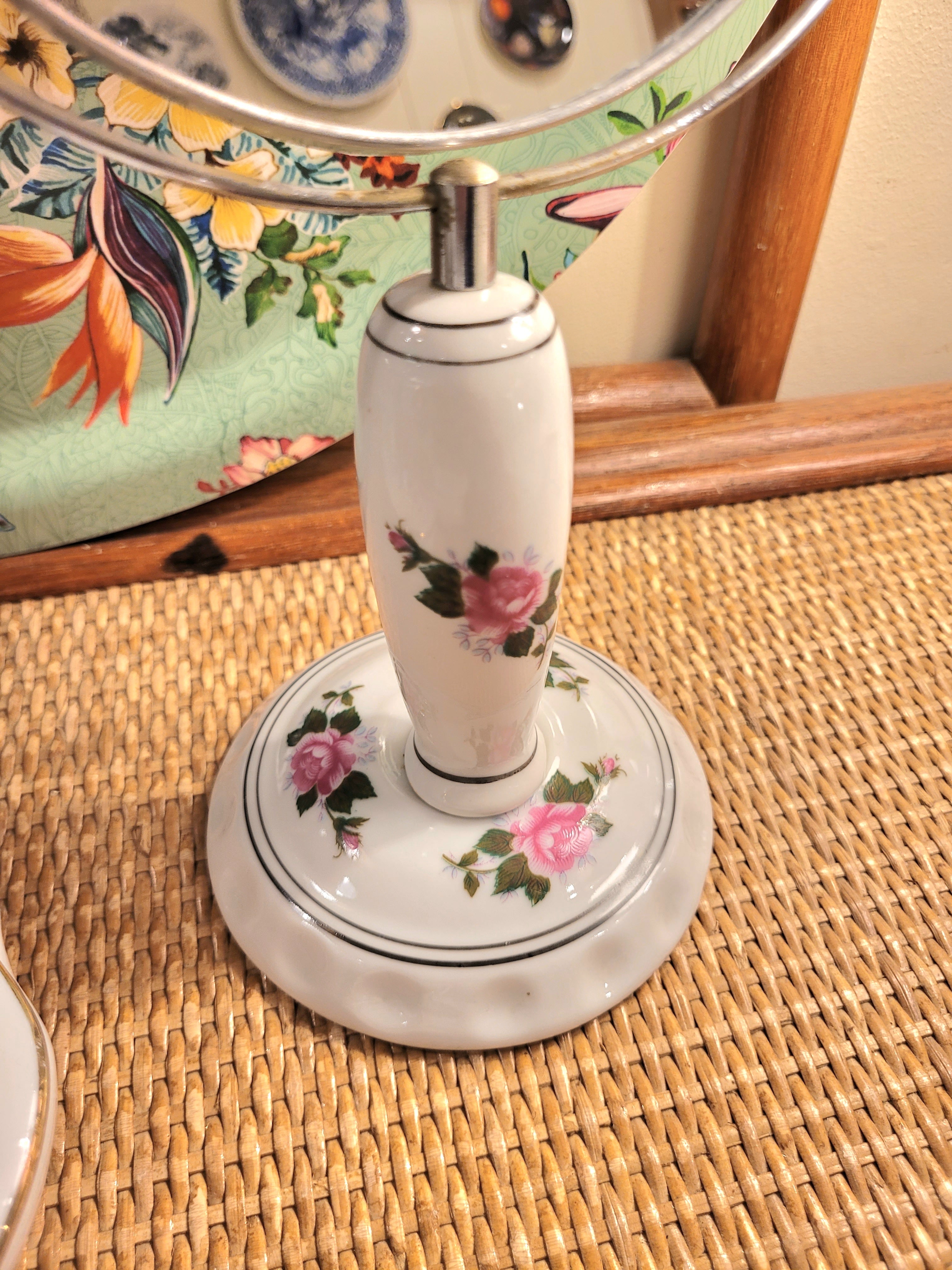 Miroir sur pied en porcelaine
