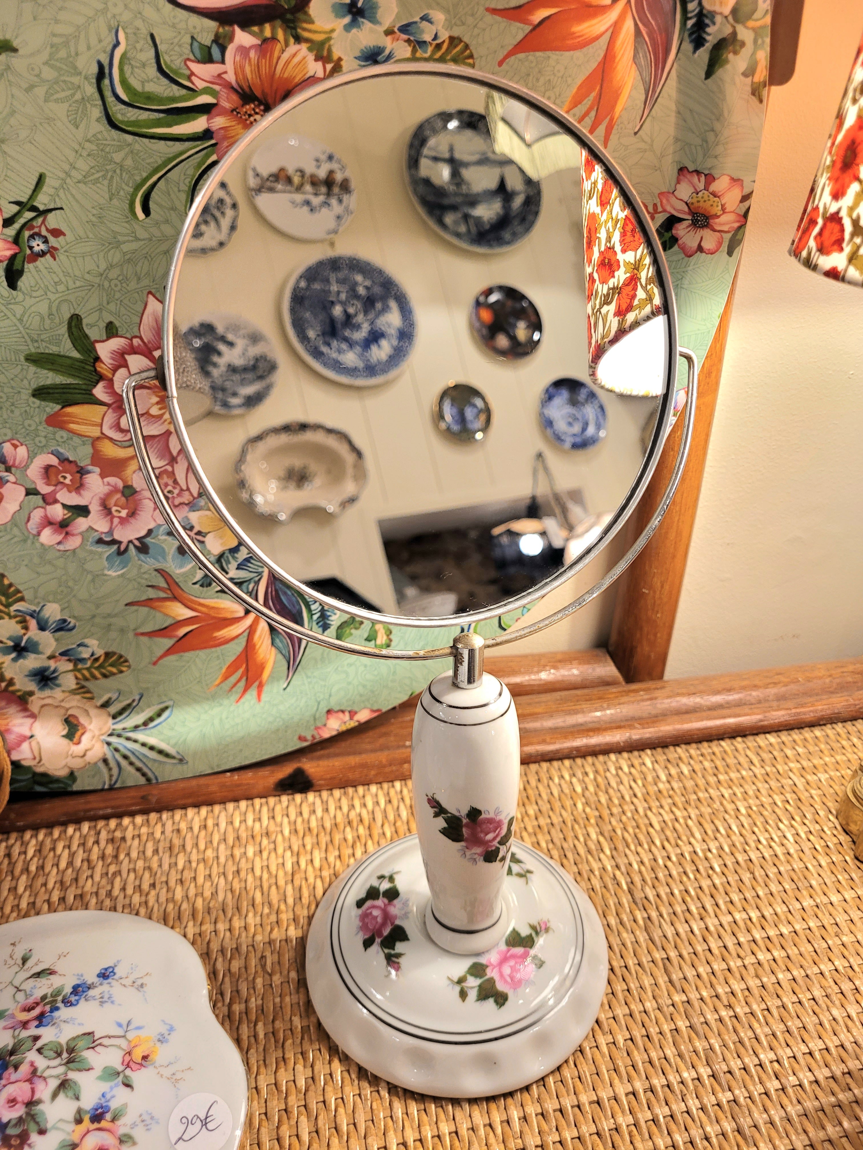 Miroir sur pied en porcelaine