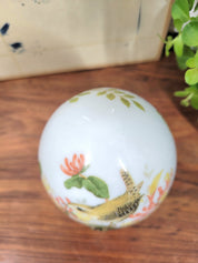 Oeuf en porcelaine de Limoges