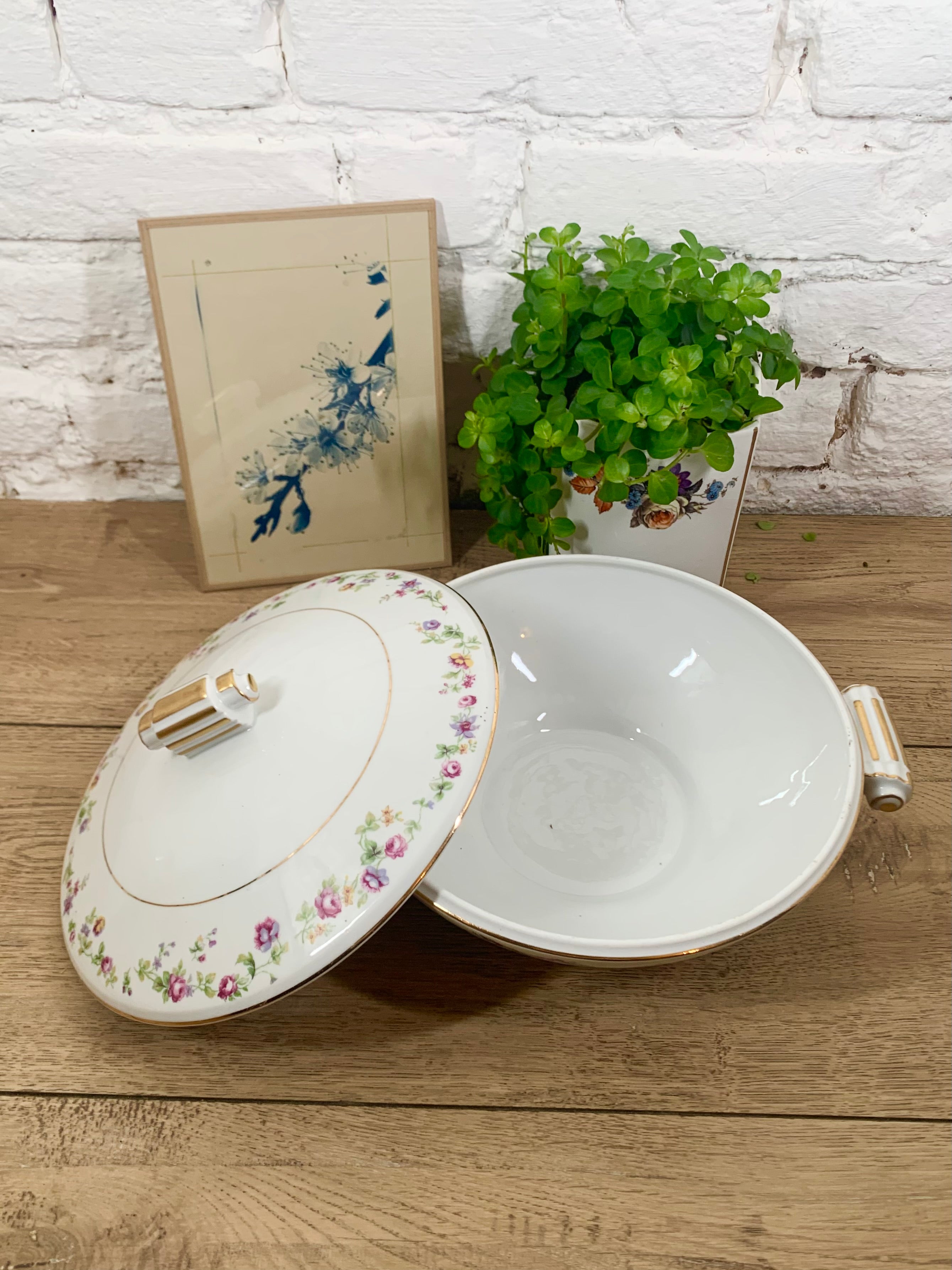 vaisselle vintage Soupiere en porcelaine de Limoges